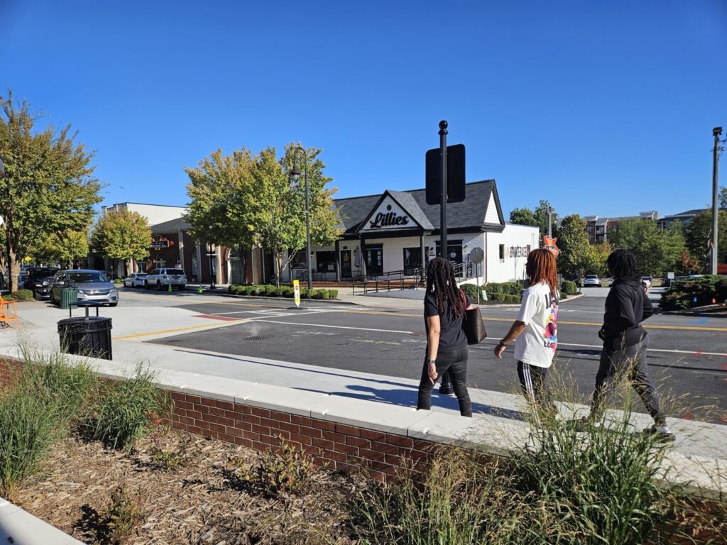 Paisaje urbano del centro de Duluth, Georgia, que muestra tiendas, zonas verdes y un centro urbano transitable