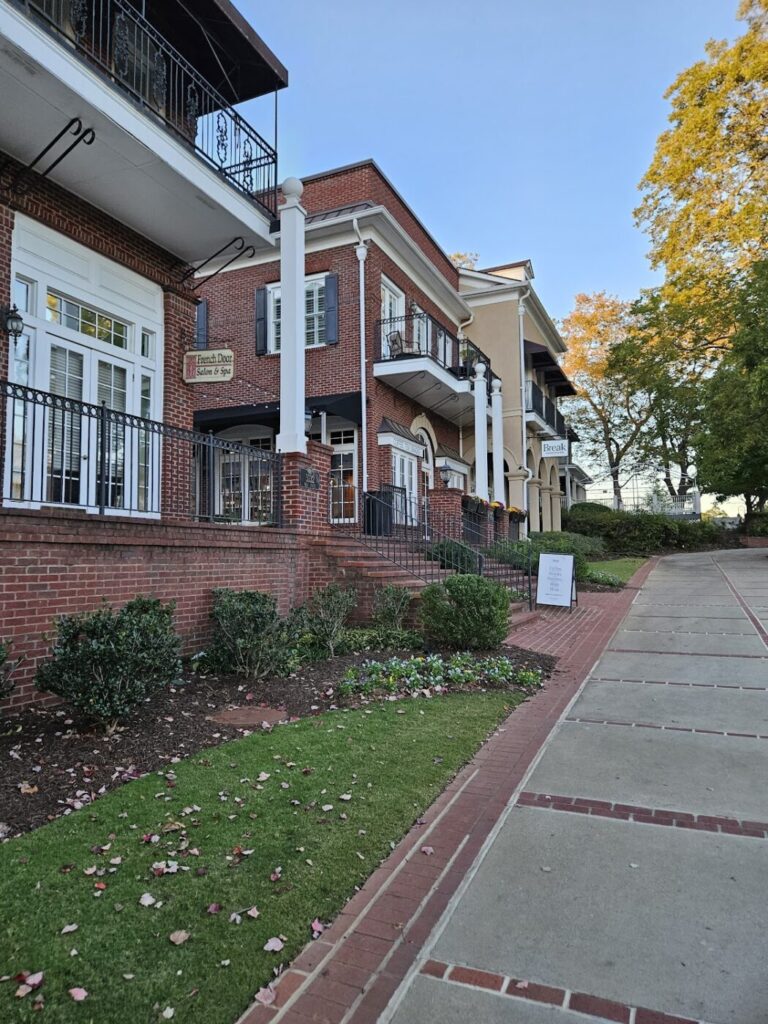 Escaparates de ladrillo y tiendas en las aceras del centro de Duluth, GA